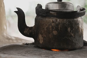 烧水壶里的水垢难清洗,把它放进去泡一泡,就干净了