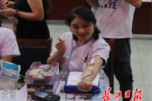 纪念医师节武东医院医护人员挽臂献血