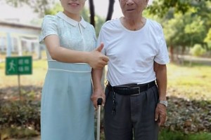 营养师拜访100岁的熊爷爷分享健康长寿秘诀