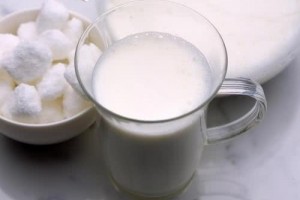 早晨空腹喝牛奶没营养、拉肚子辟谣牛奶早晨喝晚上喝都可以