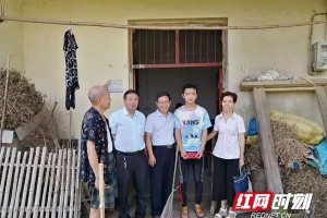 邵阳县民政局党员退休不褪色扶贫助学献余热