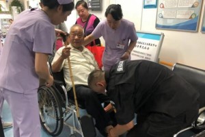 老人遇困难青龙桥社区卫生服务中心职工出手相助