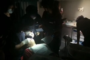 口腔修复中突遇停电医生靠手机灯光照明完成治疗