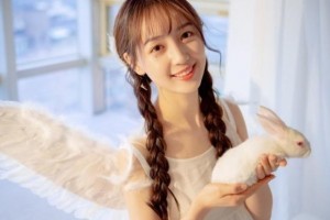 吴亦凡女朋友被称为回眸妹妹!整齐白牙笑起来就是迷人