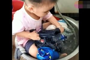 妈妈给儿子洗衣服但出去接了个电话回来一看可把妈妈逗笑了