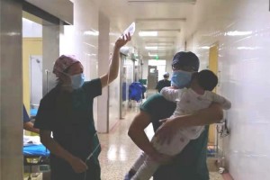 暖男麻醉师手术后抱着孩子哄半天