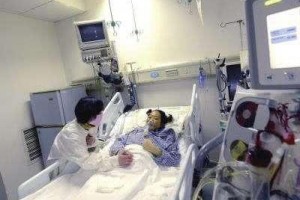 腹中婴儿情况危急需要剖腹产产妇拒绝说时间不吉利我不生