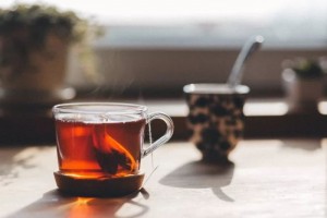 一个茶包泡出百亿塑料微粒塑料就是这样出现在你的餐桌
