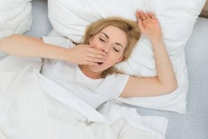 早晨起床后口干口苦别忽视多半是5个原因在作怪