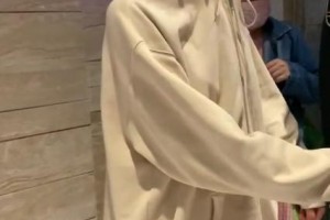 有一种卫衣叫杨超越的卫衣当她看见狗仔才发现有帽子多重要