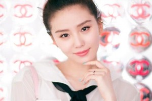 刘诗诗现身机场产后身材恢复超好一身收腰风衣好有气质
