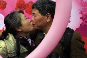 爱人接吻时要不要伸舌头呢别不好意思这些好处让你出乎意料