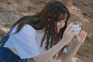 热巴主动和路人合照谁注意热巴镜头怎么摆的暴露人品