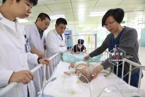 媒体报道慈爱父亲突然性情大变导致俩月大婴儿30%烫伤颅内出血