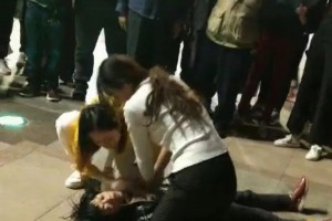 寒风中她跪地的姿态真美