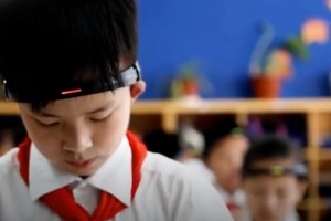 监测头环被责令停用系哈佛博士研制公司刚成立就送到小学试验