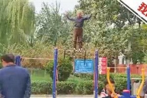 70岁大爷练就绝活躺地上劈叉大腿上还能站2人