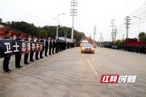 泪奔湖南上千人送行胡子差人年仅46岁因过度劳累倒下