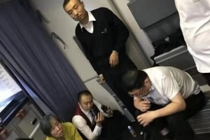 对话飞机上帮白叟吸尿医师有感染危险但救人要紧