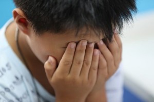 奇特隐形眼镜戴着睡觉能治好近视其实是圈套一场