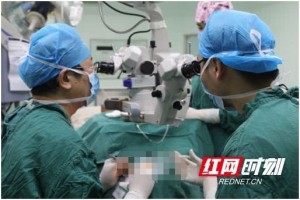 女子健身常忧虑眼镜下滑下决心摘镜蜕变