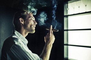 长时间吸烟的人若不能轻松完结这3个动作或许该考虑戒烟了