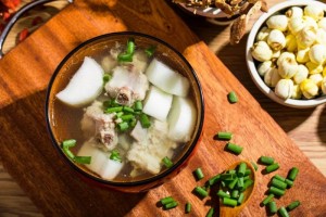 冬天煲汤加点根滋阴润燥防伤风