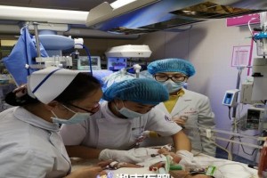 既输入又输出婴儿出世一小时就遭抢救全身血换了2遍