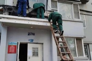 白叟坠楼掉到二楼雨搭辽宁急救医师爬梯子救人