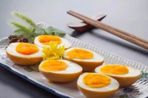 买鸡蛋时选红皮仍是白皮听饲养员说完心里有数了