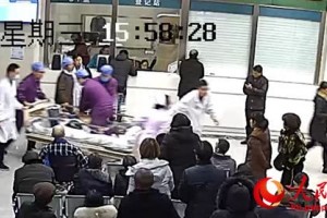 男人突发心脏骤停800米生命赛道男护士跪坐病床3分钟赛完