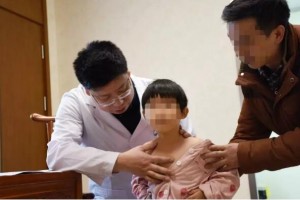4岁女孩翻跟头跌伤右肩中医专家高手接骨免开刀