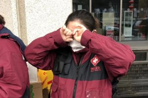 相隔1米顾虑良久的她就在眼前却只能隔空拥抱