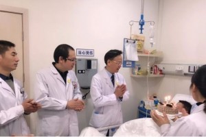 广州仁慈姚波教授为11岁癌症小孩庆生