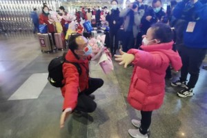 令人动容援助黄冈归来的医疗队队员在高铁站与女儿隔空拥抱