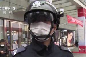 炫酷头盔的隐秘2分钟内能够完结对上百人的发热筛查及记载