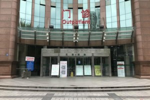 武汉中心医院两位危重医师脱离呼吸机门诊医师穿三级防护治病